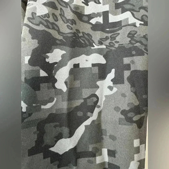 UnderArmour Black and White Print Compression Capri Leggings - Size XS - Picture 3 of 8